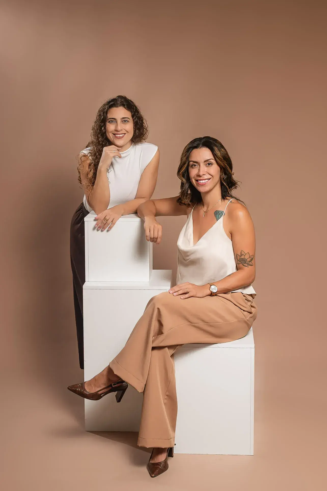 Caroline e Samira, consultoras imobiliárias