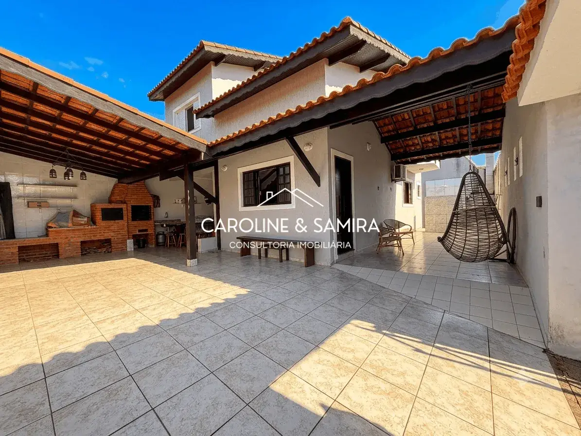 Casa ampla com mezanino a 750 metros do mar