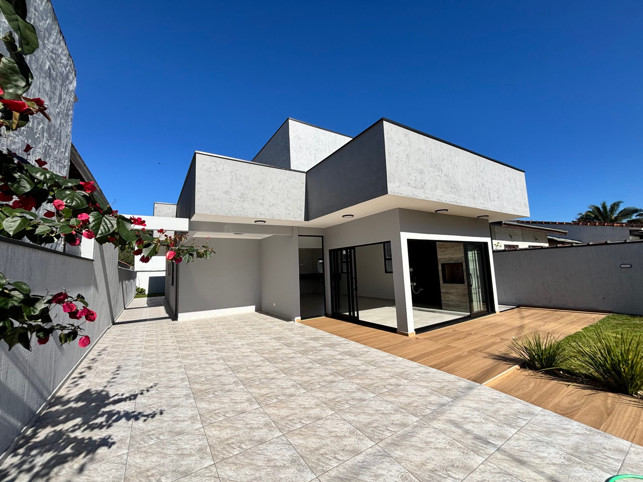 Casa térrea no cond. São Luiz com 360m² de terreno