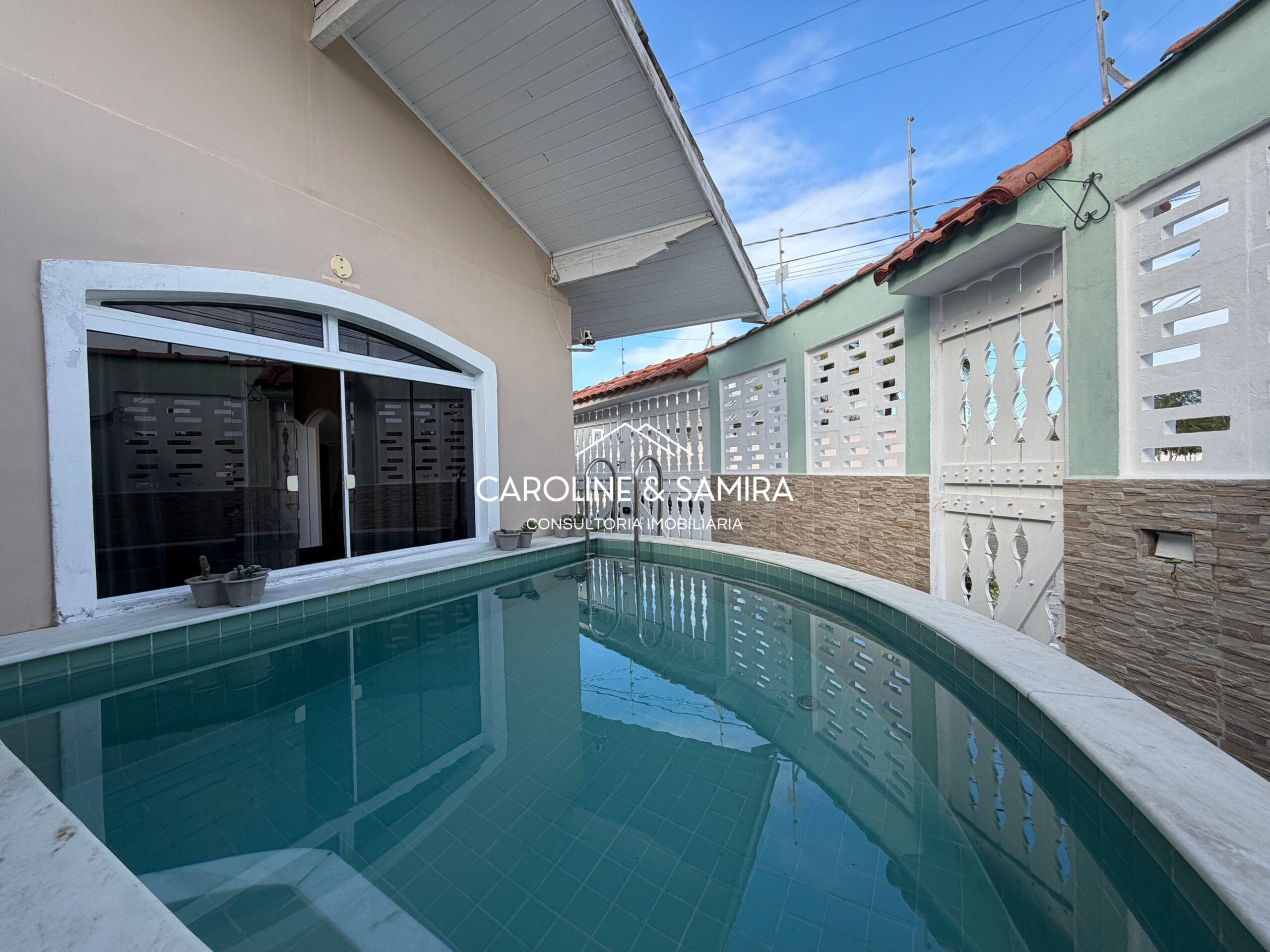 Casa térrea de esquina com piscina a apenas 850 metros da praia – R$ 380.000