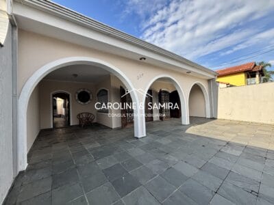 Casa térrea com 03 dormitórios no “Três marias” lado praia!