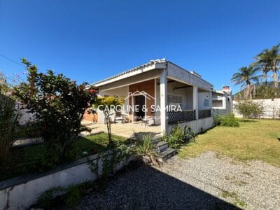 Casa a apenas 100 metros do mar com aproximadamente 600 m² de área de uso!